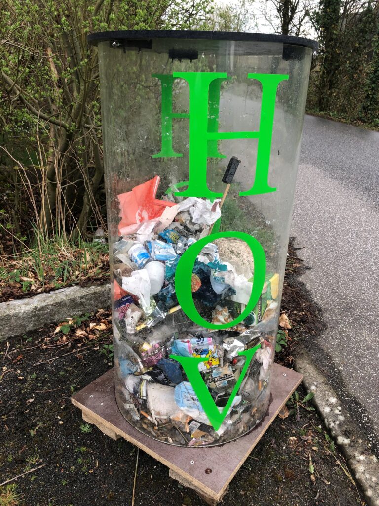 HOV-effekten er en installation, jeg har lavet og som står på stien rundt om den lokale sø, med det formål, at give forbipasserende lidt stof til eftertanke.